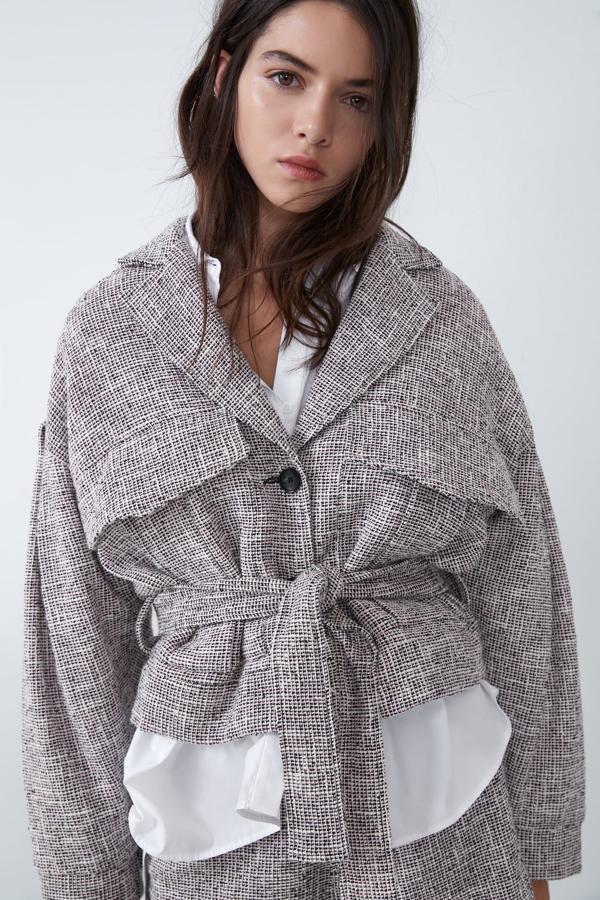 Chaqueta tweed con bolsillos y cinturón de Zara. Costaba 59,95 euros y está rebajada a 39,99 euros.