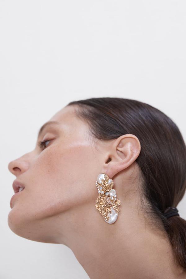 Pendientes colgantes metálicos combinados con perla natural y aplicación brillos. Cierre con tuerca y clip. Ahora 7,99 euros