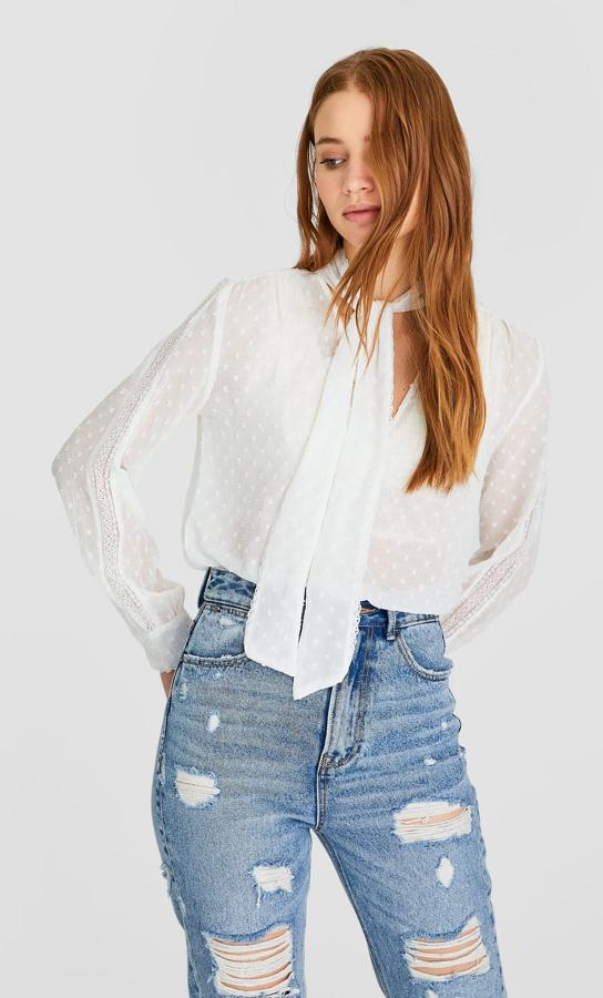 Blusa plumeti con lazo de Stradivarius, ahora 12,99 euros.