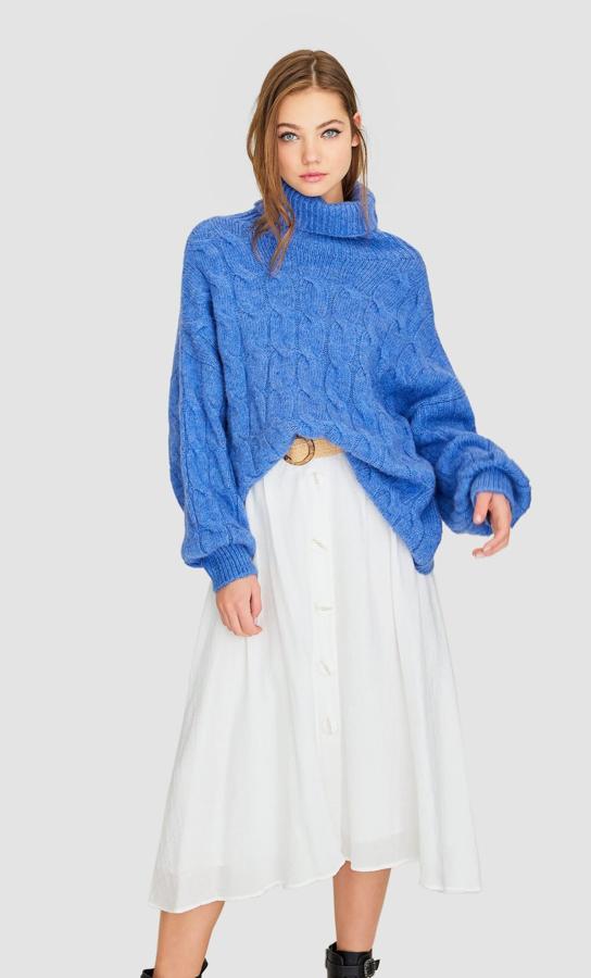 Falda rústica de Stradivarius con botones y cinturón, ahora 9,99 euros.