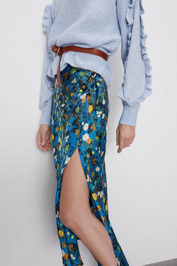 Falda de Zara con pliegues delantero y falsos botones forrados a tono. Bajo con abertura frontal. Cierre lateral con cremallera oculta en costura. Ahora 17,99 euros.