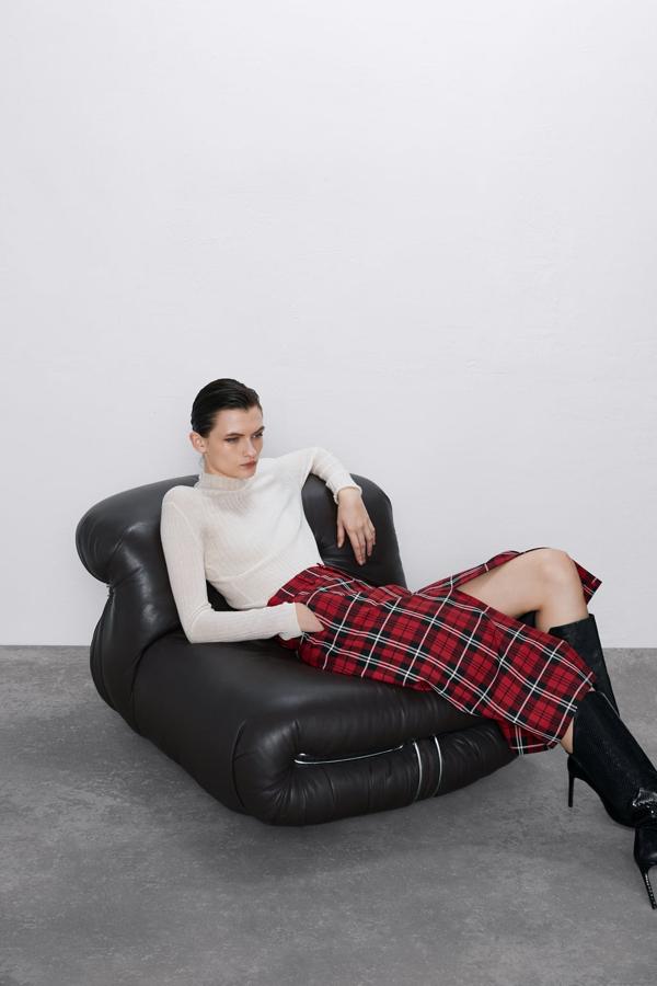 Falda tubo de cuadros de Zara, ahora 25,99 euros.