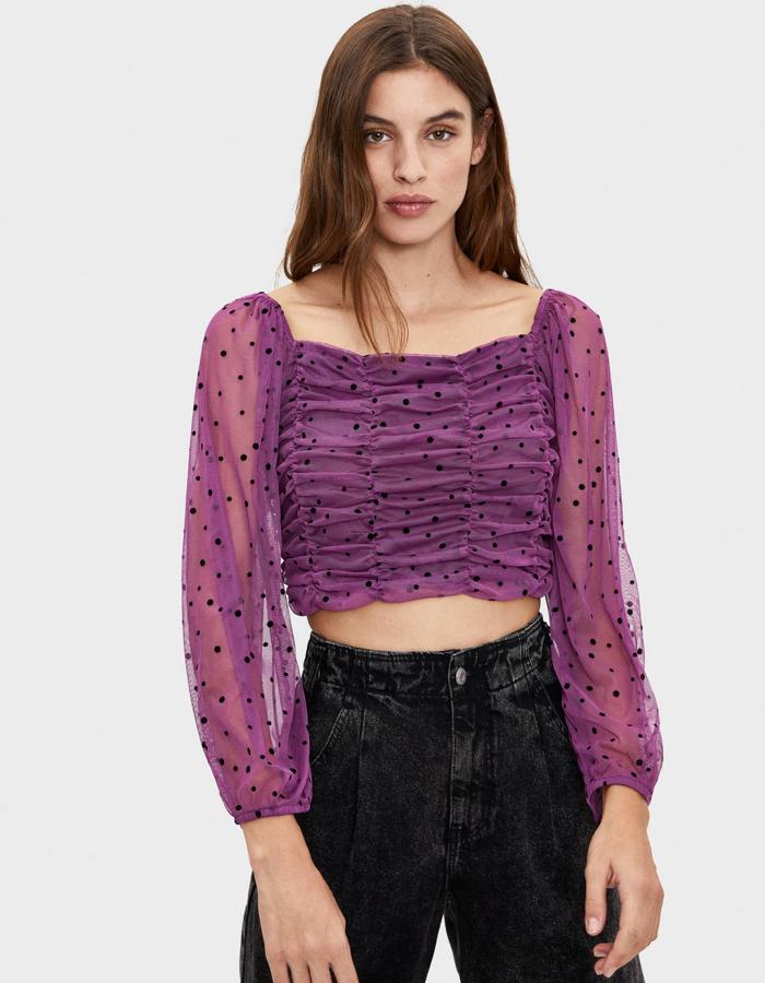 Blusa con plumeti fruncido de Bershka, ahora 17,99 euros.