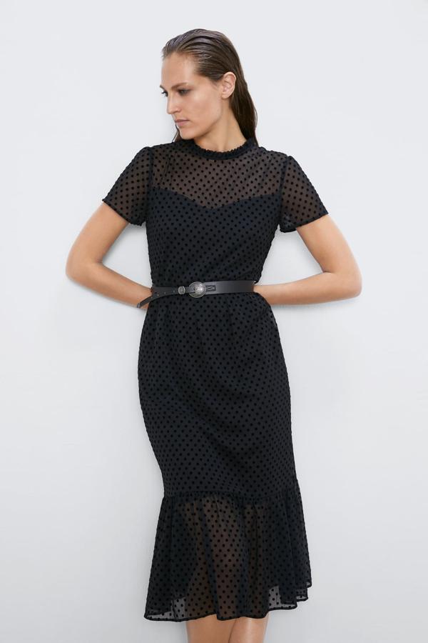 Vestido plumeti flocado de Zara, ahora 17,99 euros.