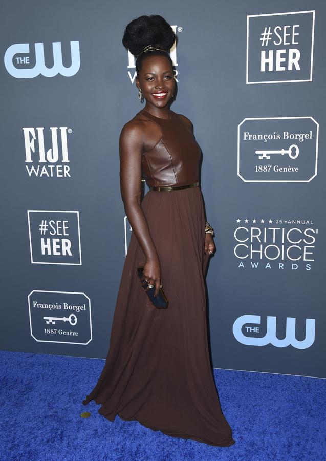 Lupita Nyong'o sorprendió con este vestido marrón chocolate con cuerpo efecto piel de Michael Kors.