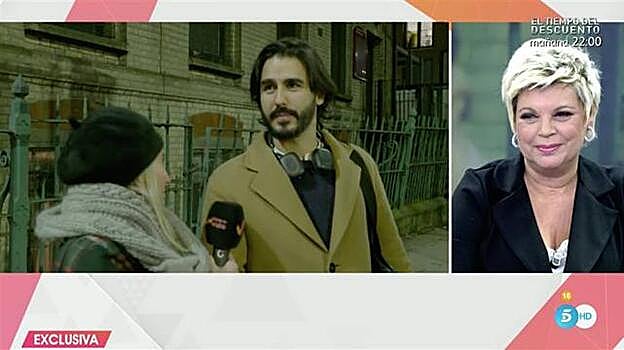 Terelu Campos escucha desde plató, emocionada, las cariñosas palabras del hijo de Bigote Arrocet hacia su familia.