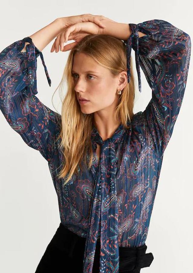 Con un estampado clásico y lazada, esta blusa de Mango te paga con unos vaqueros o con una falda lápiz. Y tiene un precio, en rebajas, de 25,99 (en temporada costaba 39,99 euros).