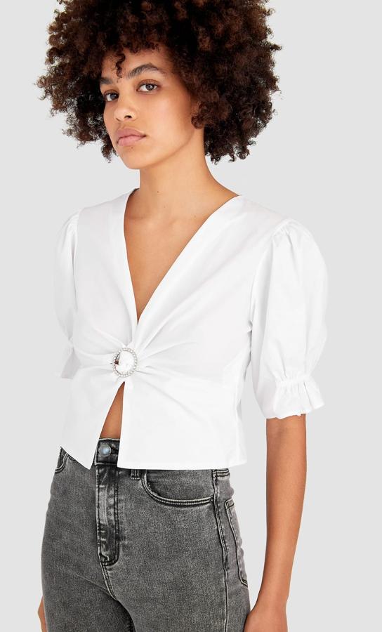 Se cierra con un falso nudo en la zona delantera, abrochado con un ahebilla de brillo. Este modelo de Stradivarius costaba 15,99 euros y tras el descuento, 9,99.