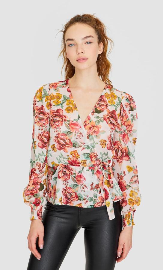 Sencilla, con un estampado favorecedor y corte cruzado, esta blusa de Stradivarius costaba 19,99 euros y se ha quedado en 17,99.