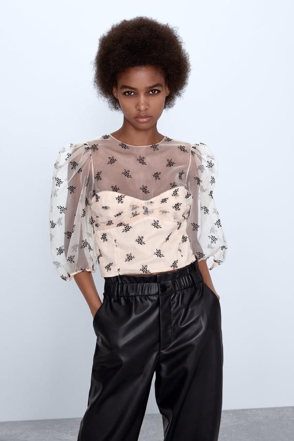 Este modelo de Zara es de organza en un tono crudo con flores negras. Es de Zara y cuesta 12,99 de los 25,95 euros que costaba.