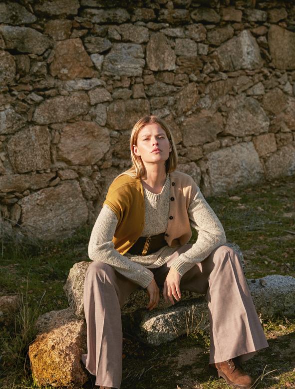 Chaqueta y cinturón de Marni, jersey de Lloyd's, pantalón de Marella y botas de Gloria Ortiz en El Corte Inglés.