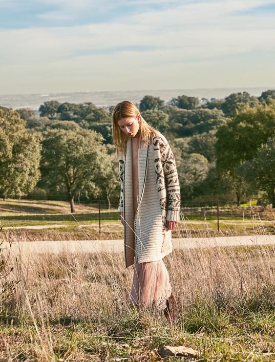 Chaqueta de punto de Ralph Lauren y vestido de Fabiana Filippi.