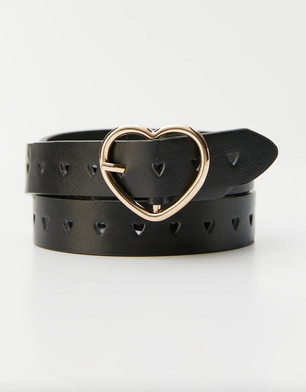 Otra de nuestras hebillas favoritas, para aquellas que a pesar de las apariencias, les gusta relajar sus estilismos con algún detalle. Este cinturón con hebilla de corazón es de Pull & Bear y cuesta 5,99 euros.