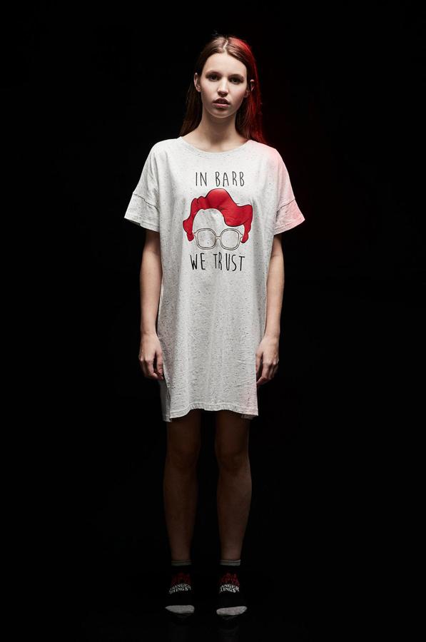 Si eres de las que no olvidas a Barb, este es tu camisón. Con el mensaje “In barb we trust” y el reconocible peinado del entrañable personaje, este camisón en gris piedra que cuesta 7 euros.