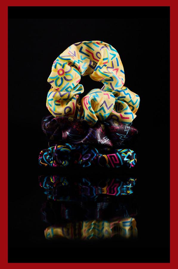 No hay nada más ochentero que un coletero y Primark no se ha resistido a lanzar estos tres en tonos pastel o brillantes con diseños eclécticos. Ganan los colores oscuros, pero es una propuesta muy original para cualquier melena.