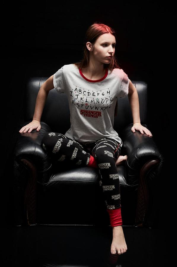 Si eres de las que duerme con pijama largo, esta propuesta con pantalón negro y bajos rojos combinado con una camiseta blanca es una buena propuesta. El motivo principal, una vez más, vuelve a ser el particular alfabeto de los Byers.