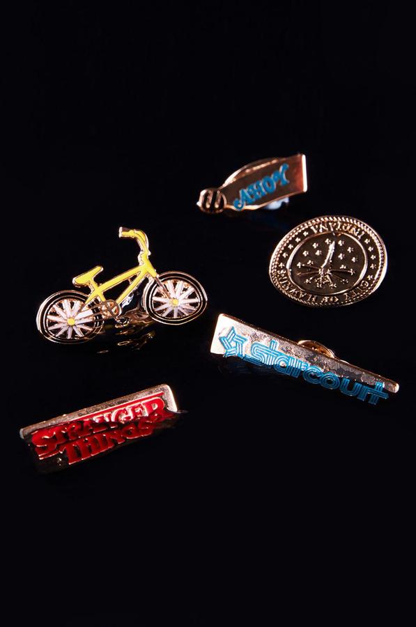 Para tus bolsas o mochilas, para adornar las solapas de tus blazers favoritas o para darle una nota de color a tu jersey, estos cinco pins con motivos de la serie con complementos ideales para muchos looks.