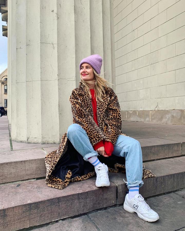 Tampoco se le resiste el animal print. En este caso, un abrigo de peluche de leopardo que mezcla co una sudadera roja en un look 100% urbano y algo diferente a lo que suele llevar habitualmente.