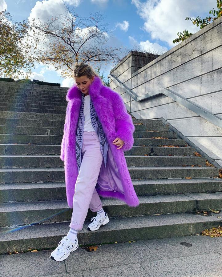 El morado, en todas sus versiones, es su mejor aliado del invierno. Y este abrigo de pelo pone la perfecta guinda al pastel de este look con vaqueros.