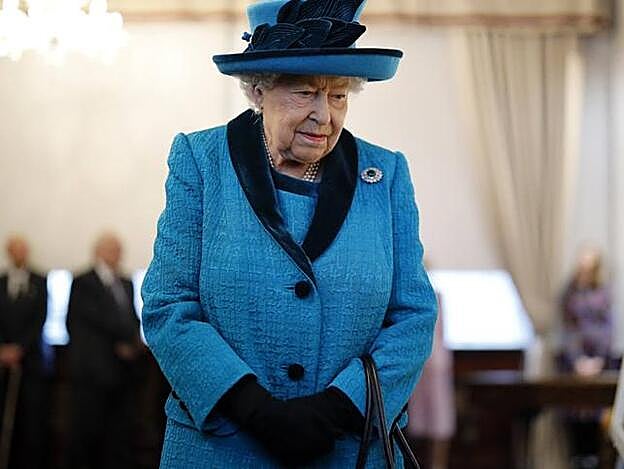 La reina Isabel de Inglaterra emite un comunicado apoyando la decisión del príncipe Harry y Meghan Markle de llevay una vida más independiente de la corona británica.