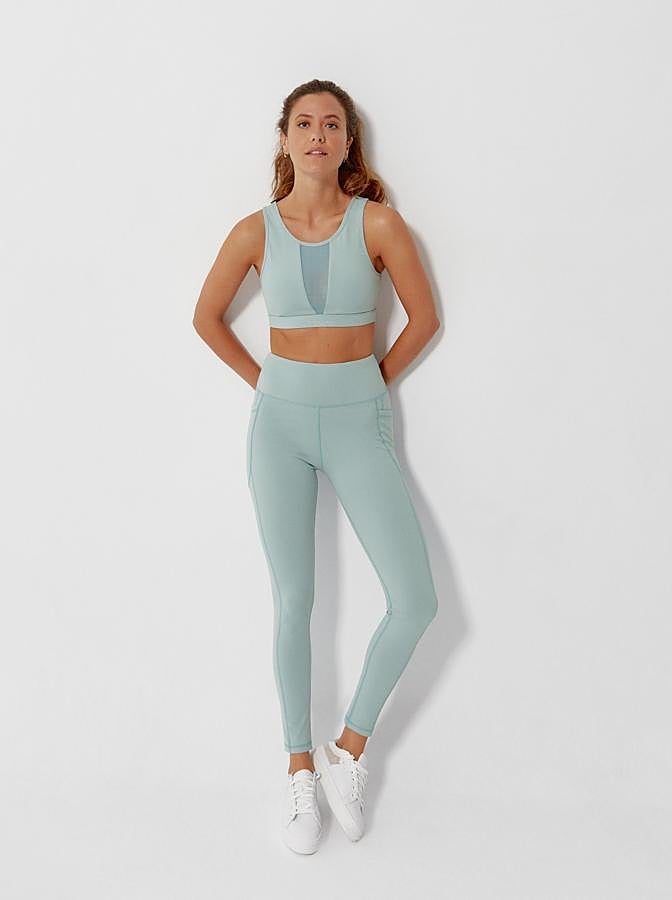 Conocida por su lencería, la marca Black Limba también nos anima a hacer deporte con diseños como este. Top y legging “Grafton” ahora de rebajas por 54 euros.