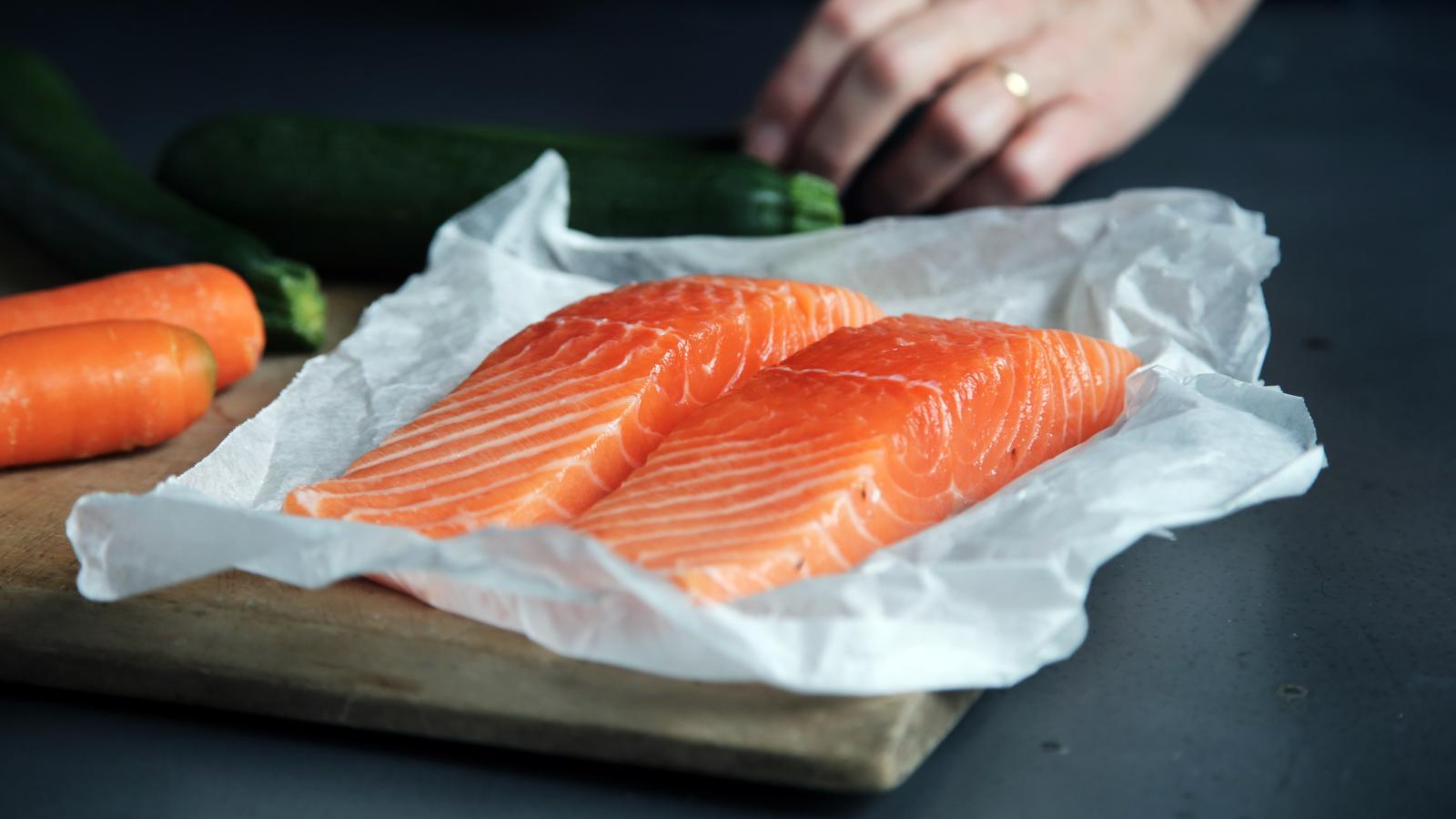 El salmón, el atún y las sardinas son los pescados con más grasa saludable que podemos consumir. Los ácidos Omega-3 ayudan a equilibrar las hormonas.