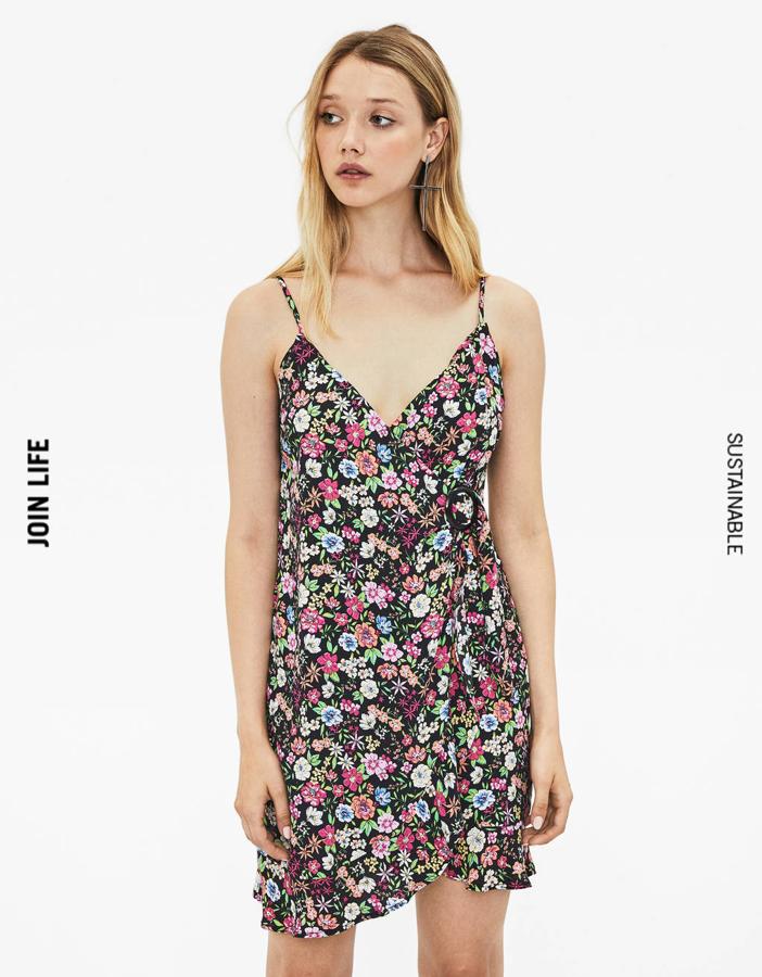 Mini vestido de flores de tirantes y escote en pico de Bershka. Rebajado de 22,99 euros a 15,99 euros.