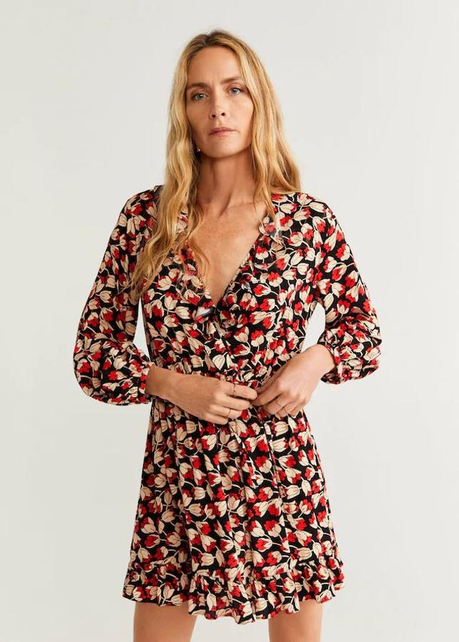 Mini vestido de flores de manga larga y escote en pico en rojos y beige de Mango. Rebajado de 29,99 euros a 19,99 euros.