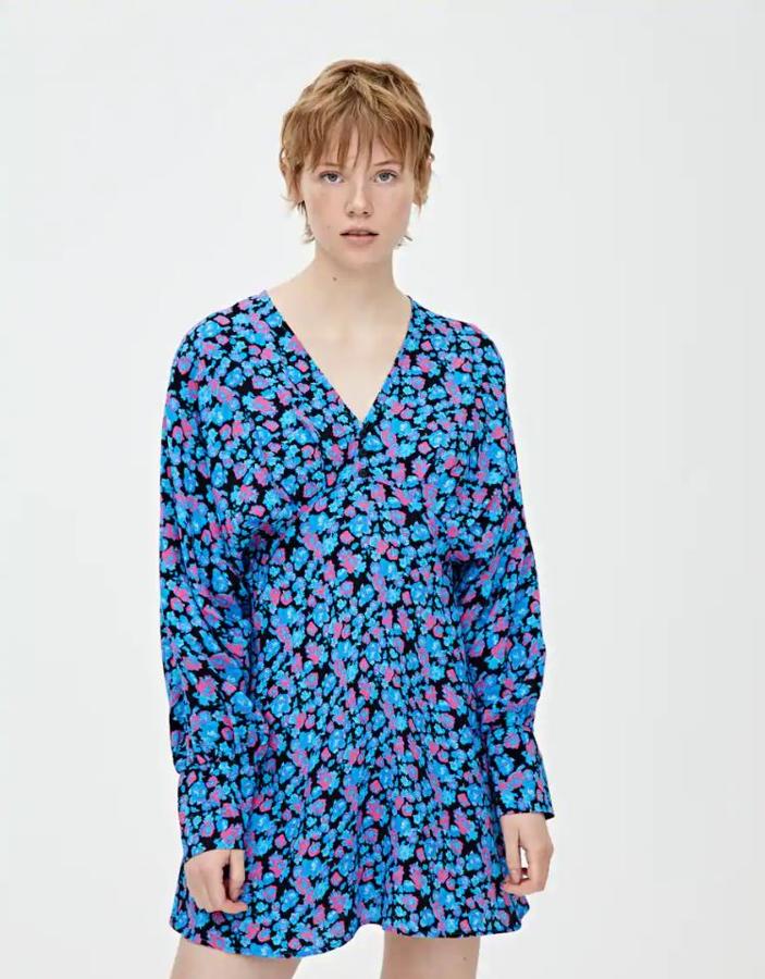 Mini vestido de flores de manga larga y escote en pico en tonos azules y rosas de Pull&Bear. Rebajado de 25,99 euros a 15,99 euros.