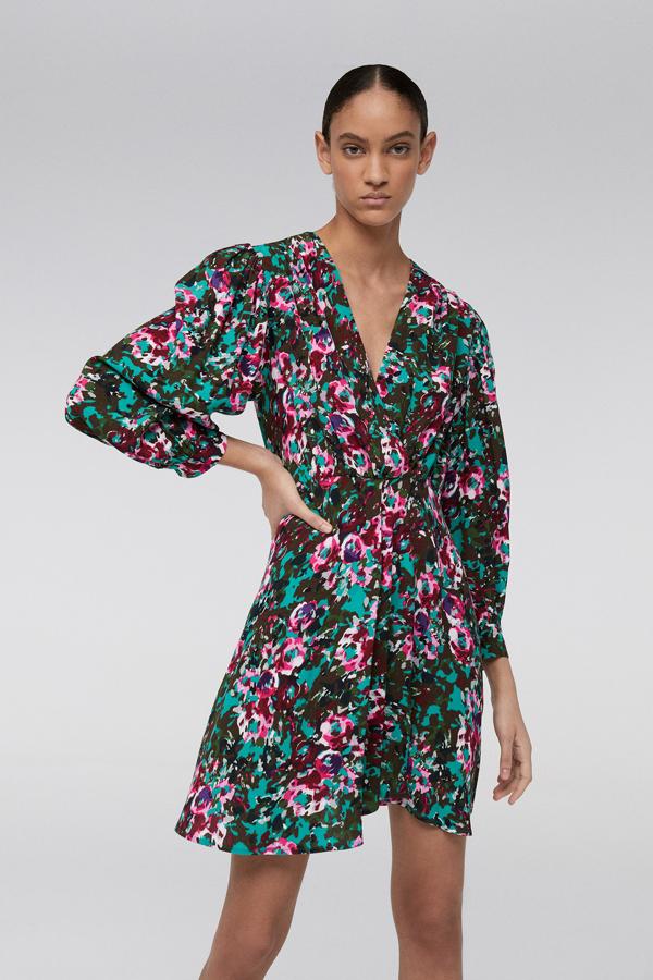 Mini vestido de flores de manga globo y escote en pico en tonos verdes y rosas de Sfera. Rebajado de 39,99 euros a 19,99 euros.