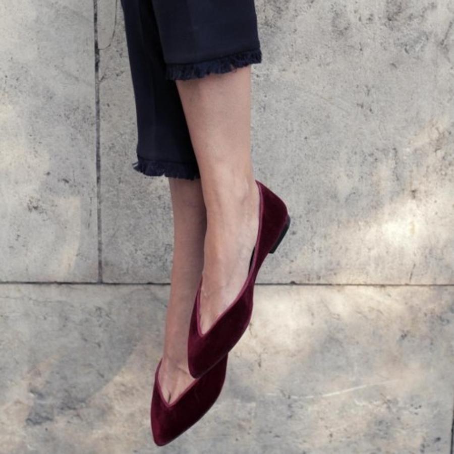 Estas bailarinas escotadas en terciopelo granate de By Peppas pasan de 59.90 a 53.99 euros en las rebajas.
