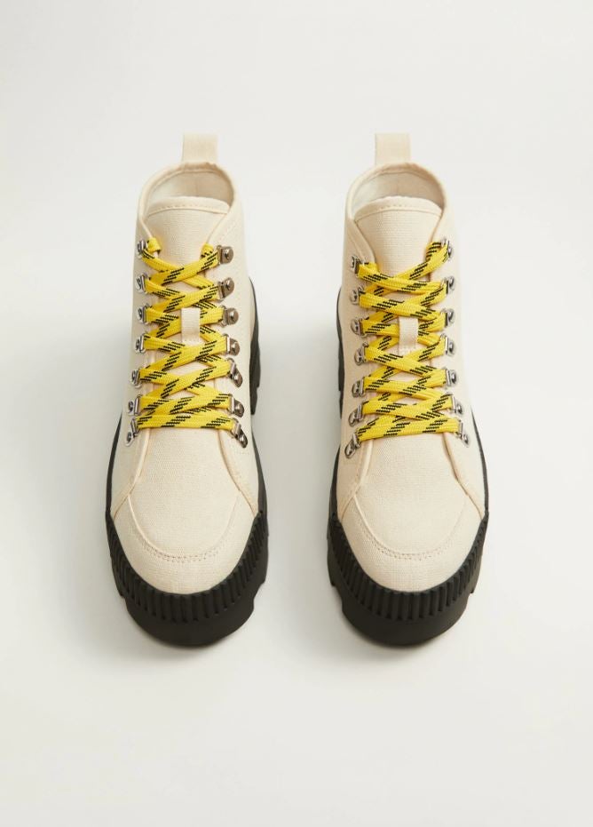 Estos botines de Mango apuestan por la tendencia de la suela 'track', y pasan de 49.99 a 39.99 euros en las rebajas.