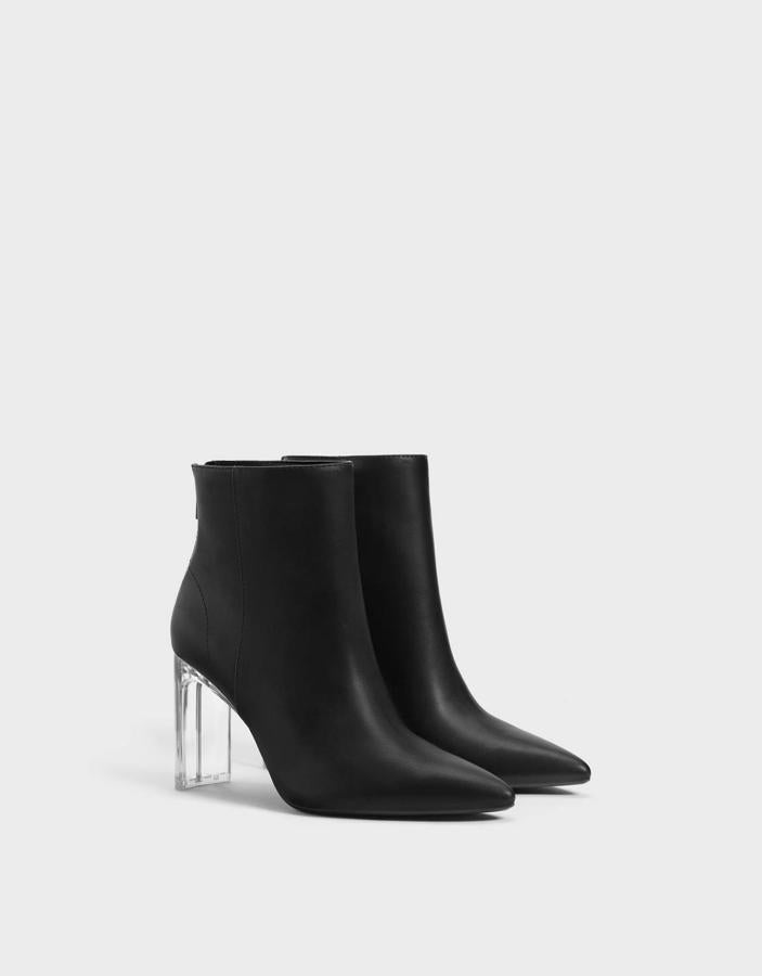 Estos botines negros con tacón de metacrilato pasan de 35.95 a 15.99 euros en las rebajas de Bershka.