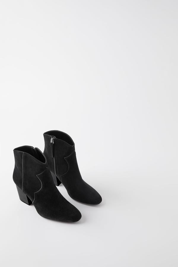 Estos botines cowboy en serraje negro pasan de 55.95 a 29.99 euros en las rebajas de Zara.