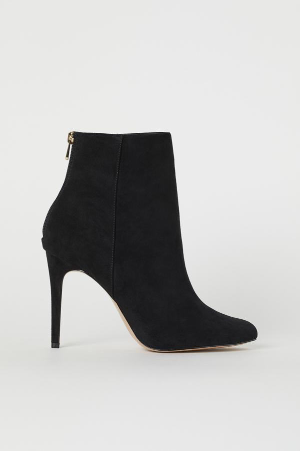 Estos botines de ante negro con tacón altísimo de H&M pasan de 39.99 a 27.99 euros en las rebajas.
