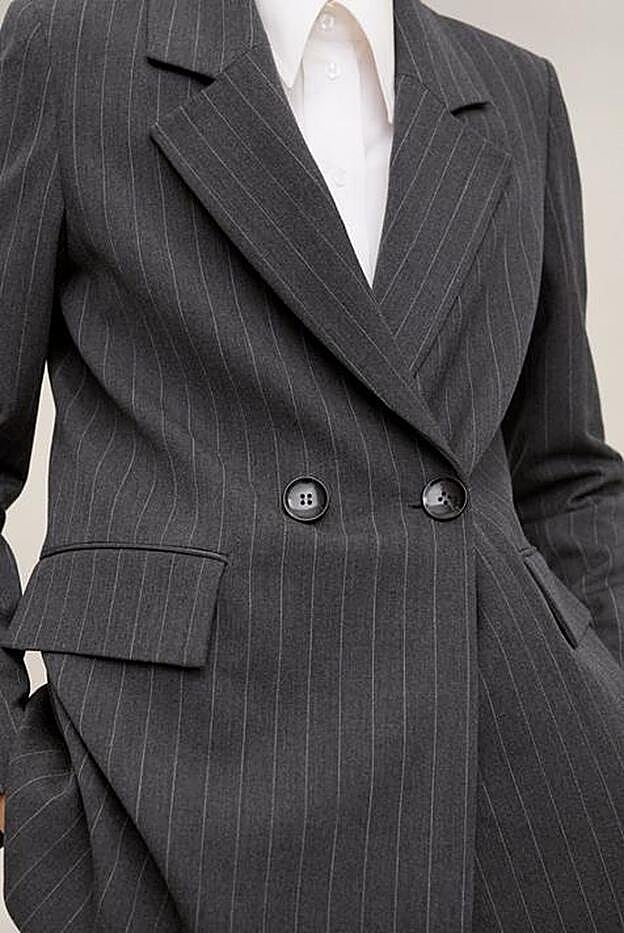 La americana, con muescas en las solapas del cuello.