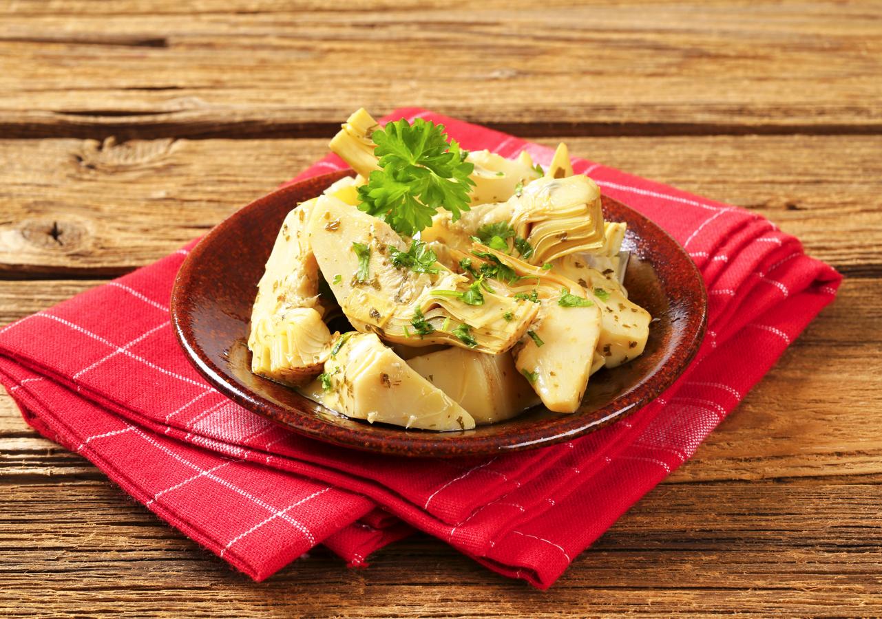 Solo necesitas tres sencillos ingredientes: alcachofas cortadas, ajito y perejil. Más fácil imposible: lava y corta las alcachofas y saltéalas en la sartén. Para acabar, una pizca de sal.