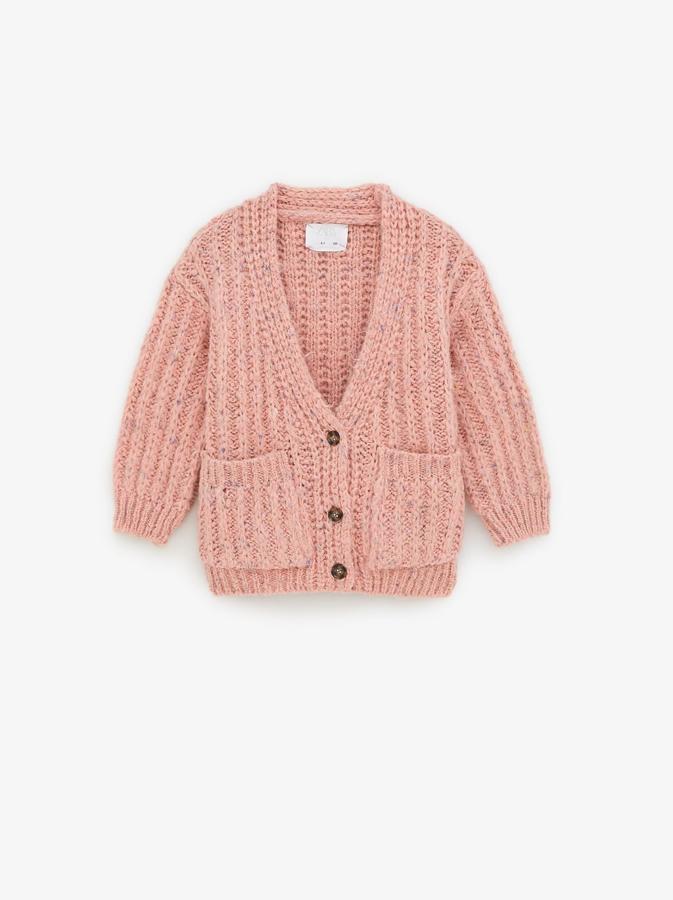 Chaqueta de punto botonato rosa con cierre de botones. Costaba 22,95 euros y está rebajada a 15,99 euros.