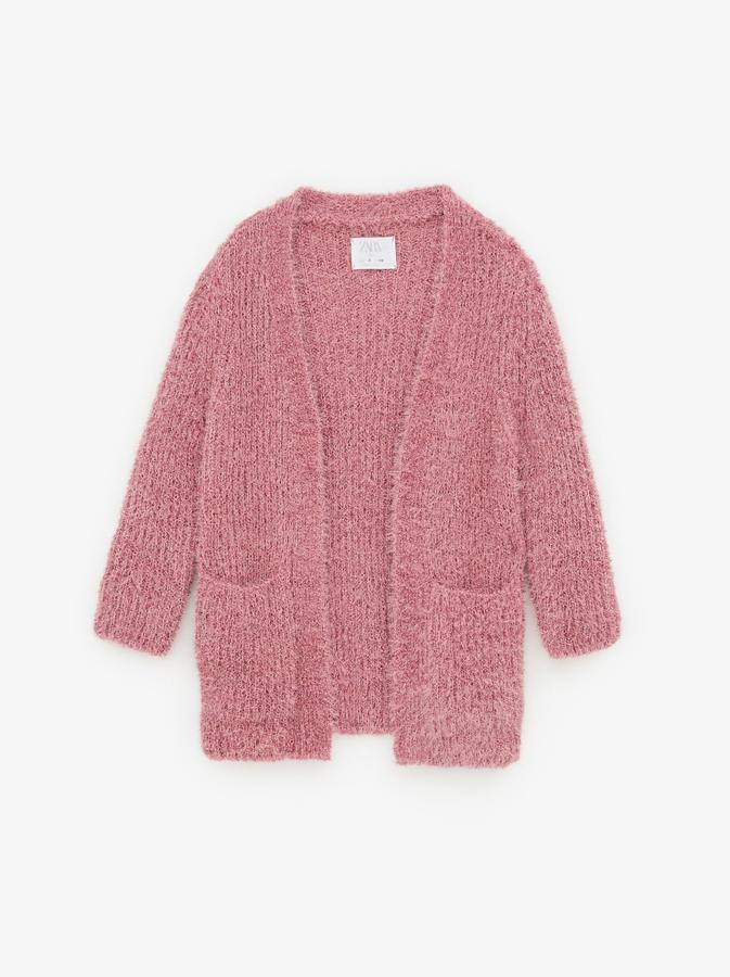 Chaqueta de punto rosa con brillos y bolsillos. Costaba 22,95 euros y está rebajada a 15,99 euros.