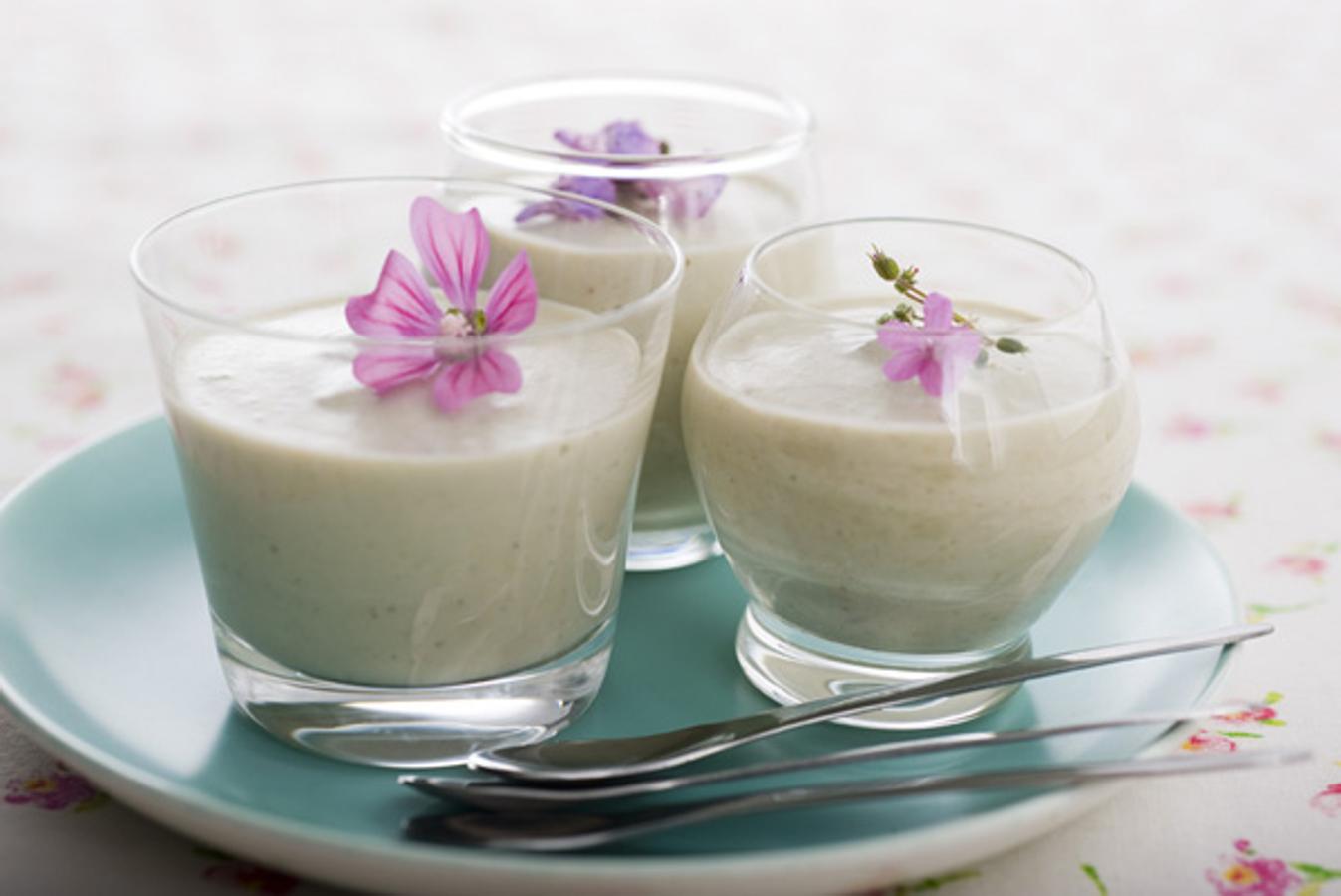 La crema de alcachofa es una rceeta de lo más desconocida, pero muy sabrosa. ¿La preparación? No puede ser más sencilla. Hervimos las alcachofas hasta que estén completamente blandas y sofreímos cebolla y ajo. Una vez hervidas, las incorporamos en la sartén para dorarlas un poco. A continuación, las metemos en el vaso de la batidora y batimos. Vamos añadiendo el agua d ela cocción según queramos la crema más o menos espesa. Por último, salpimentamos al gusto y listo.