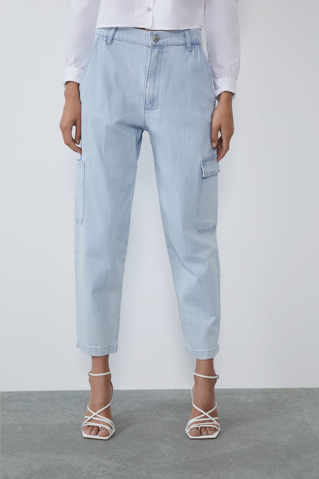 Pantalón cargo denim azul claro de tiro alto. De 25,95 euros a 17,99 euros.
