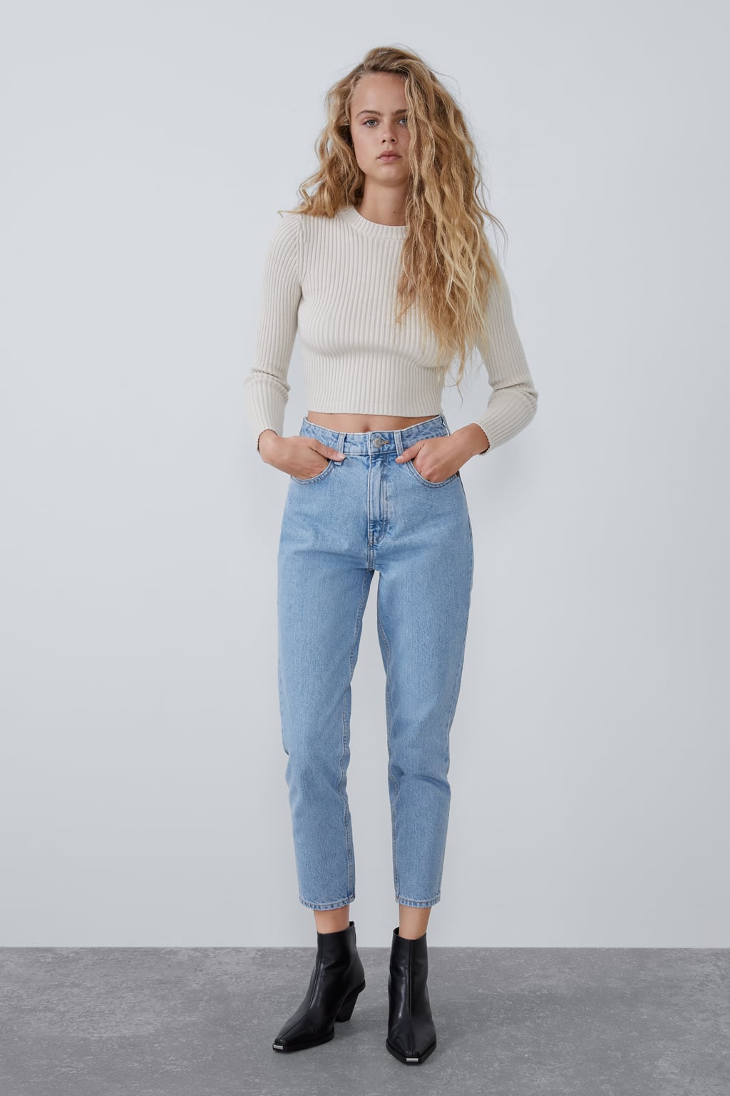 Apuesta por el clásico que sienta bien a todas las figuras: el mom fit de Zara. Antes: 25,95 euros. Ahora: 17,99 euros.