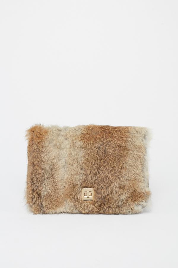 El efecto pelo no puede faltar en esta selección y Sfera pone su granito de arena con esta bandolera con asa larga de cadena. El efecto va en la solapa del bolso, que tiene cierre frontal metalizado en dorado. De 19,99 euros ha pasado a 13,99 euros. También está disponible en color burdeos.