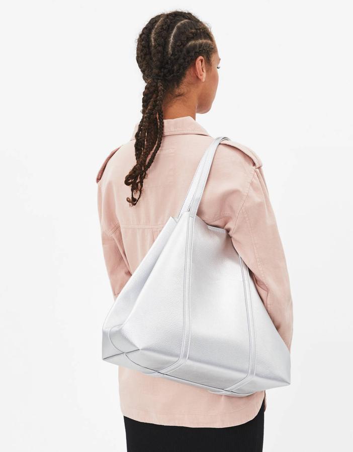 Otra de las opciones shopper que hemos encontrado en nuestras firmas favoritas es esta versión metalizada de Bershka en color plata que tiene una rebaja del 50%. De 19,99 euros ha pasado a 9,99 euros.