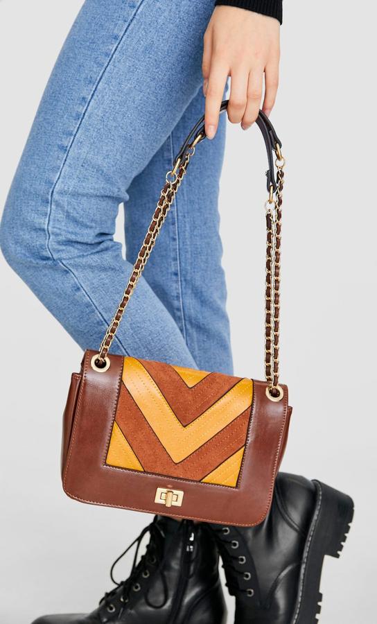 Tus botas marrones llevan años pidiéndote un bolso con el que salir de una vez del armario, y esta bandolera patchwork de Stradivarius puede ser un buen acompañante. De 19,99 euros ha pasado a 12,99 euros.