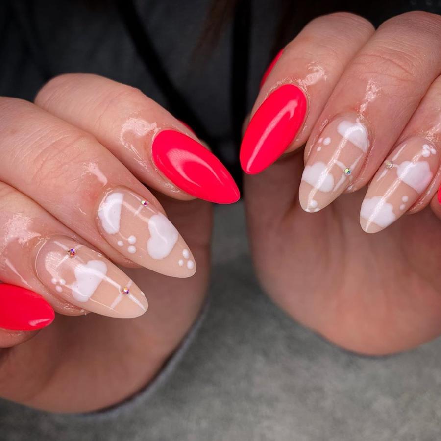 Uñas bicolor en nude y rojo para este diseño en el que las estrellas se dibujan en su versión más estilizada para acompañarlas con unos brillantes de Swarovski que le ponen el broche de oro.