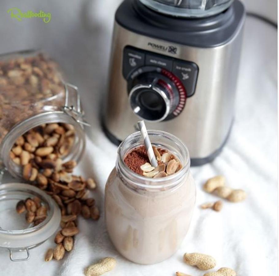 Ingredientes: -1 taza de bebida vegetal-1 plátano-1 cda de cacahuete en polvo-1 cdta de crema de cacahuete-1 cdta cacao en polvoPreparación:- Ponemos todos los ingredientes en el vaso de la batidora y lo trituramos hasta obtener una masa homogénea con una textura fina. SI queremos que quede más líquido, podemos añadir un poco más de bebida vegetal.