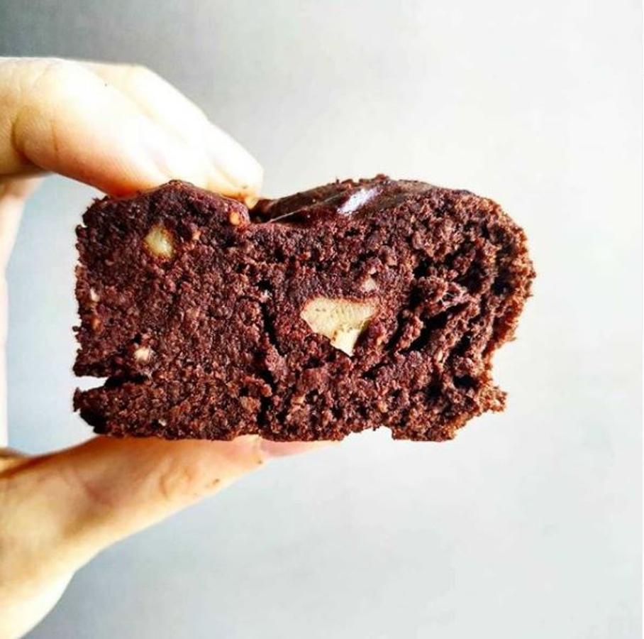 Ingredientes: -120 gr de avellanas-2 cdas cacao en polvo-1 plátano-1 huevo-1 puñado de nueces picadasPreparación:- Picamos las avellanas hasta que nos quede una crema.- Después añadimos el cacao y mezclamos. Añadimos el plátano y el huevo.- Una vez tengamos la mezcla la echamos en un bol apto para horno y añadimos las nueces picadas.- Hornear durante unos 20’ a 180°.