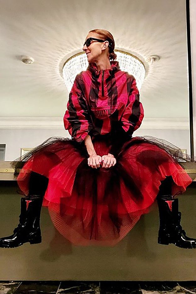 El original look de Celine Dion mezcla una falda de tul con un cortavientos.