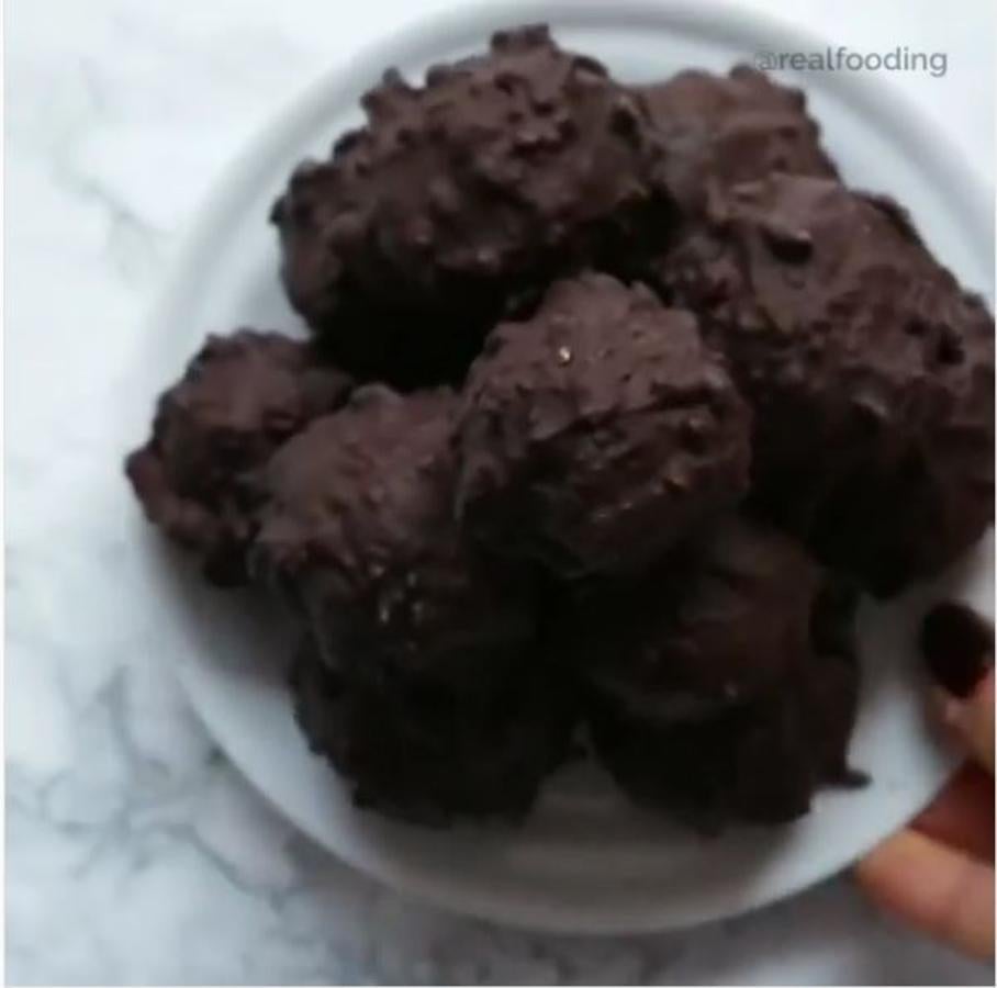 Ingredientes:-200 gr de harina de avena-2 cdas crema de fruto seco suave (anacardos, nuez del brasil…)-8 dátiles-40 gr de avellanas picadas-150 gr de chocolate 99%-Crema de cacao y avellana-Avellanas enteras para el interior-Una pizca de salPreparación:- Deshuesamos los dátiles y los ponemos en remojo con agua caliente durante 10’.- Trituramos los dátiles, la harina de avena y una pizca de sal junto con la crema del fruto seco que más nos guste. Lo ideal es avellana, ya que combina con el “Ferrero” o bien anacardo por su sabor suave, y mezclamos bien.- Con esta masa haremos bolitas. Las aplanamos, colocamos un poco de Ambrosía y una avellana en el centro, y las cerramos creando bolitas rellenas.- Cuando tengamos todas las bolitas hechas, las llevamos al refrigerador.- Fundimos el chocolate y lo mezclamos con las avellanas picadas.- Vamos recubriendo las bolitas con esta mezcla de chocolate y colocándolas sobre una bandeja recubierta de papel de horno o una base antiadherente.- Para terminar, las volvemos a refrigerar durante una hora hasta que solidifique la cobertura.